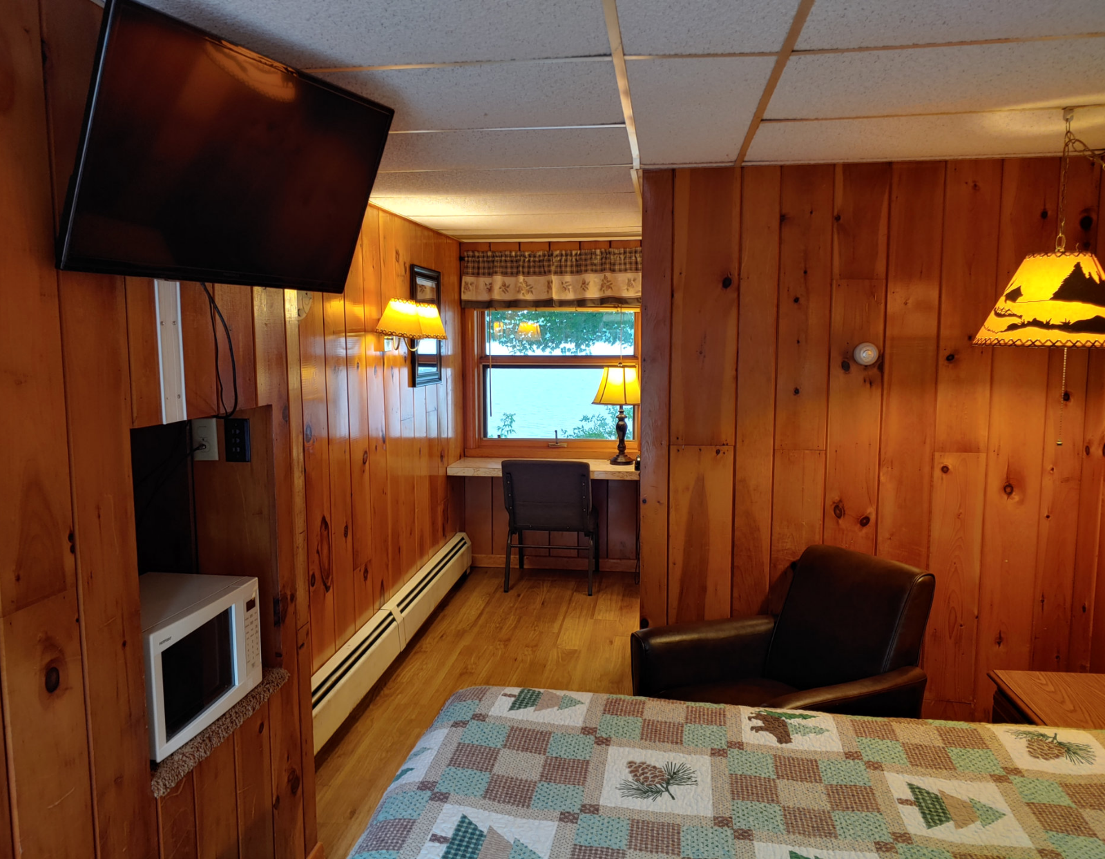 All rooms have a microwave and a mini fridge - Picture of Lake Shore Motel,  Little River - Tripadvisor