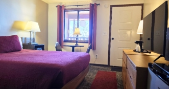 Single queen, upper level, full bath