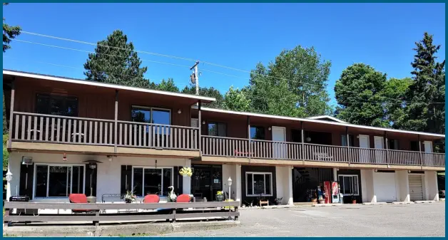 Lakeshore Motel main building and parking lot