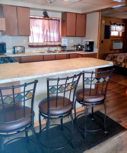 Deluxe Kitchenette •Lakeside •2 queen beds (1 in master) •2 twin beds (living room) •Full kitchen with snack bar •Full bath Sleeps up to 6