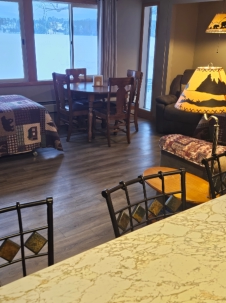 Deluxe Kitchenette •Lakeside •2 queen beds (1 in master) •2 twin beds (living room) •Full kitchen with snack bar •Full bath Sleeps up to 6