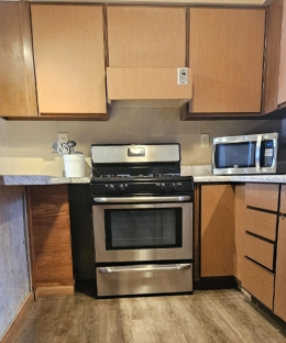 Deluxe Kitchenette •Lakeside •2 queen beds (1 in master) •2 twin beds (living room) •Full kitchen with snack bar •Full bath Sleeps up to 6