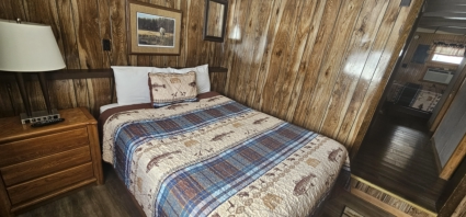 Deluxe Kitchenette •Lakeside •2 queen beds (1 in master) •2 twin beds (living room) •Full kitchen with snack bar •Full bath Sleeps up to 6