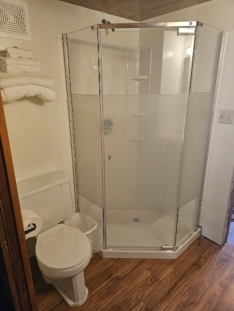 Mobile Home •Lakeside •1 full size bed •1 twin bed •Bathroom with shower stall •Efficiency kitchen with dinette table for 4 Sleeps up to 3 Seasonal only.