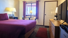 Single queen, upper level, full bath