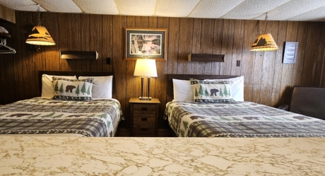 Efficiency Kitchenette, lakeside, double queen, shower stall, sleeps up to 4 people