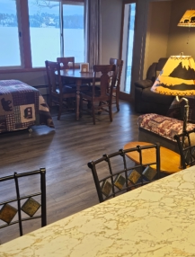 Deluxe Kitchenette •Lakeside •2 queen beds (1 in master) •2 twin beds (living room) •Full kitchen with snack bar •Full bath Sleeps up to 6