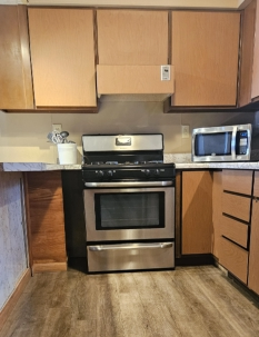 Deluxe Kitchenette •Lakeside •2 queen beds (1 in master) •2 twin beds (living room) •Full kitchen with snack bar •Full bath Sleeps up to 6