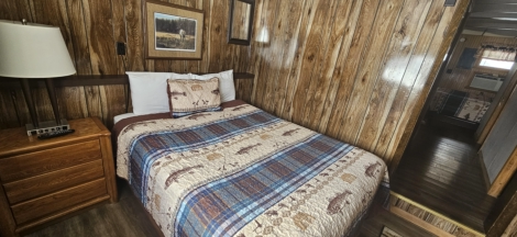 Deluxe Kitchenette •Lakeside •2 queen beds (1 in master) •2 twin beds (living room) •Full kitchen with snack bar •Full bath Sleeps up to 6